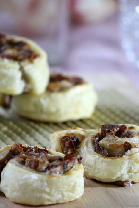 Herzhafte Pilz-Frischkäse-Schnecken mit Blätterteig