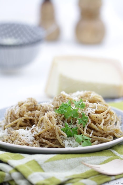 Spaghetti mit Nüssen und Parmesan. Rezept mit Nudeln, das schnell und einfach geht. Pasta, die ihr lieben werdet.