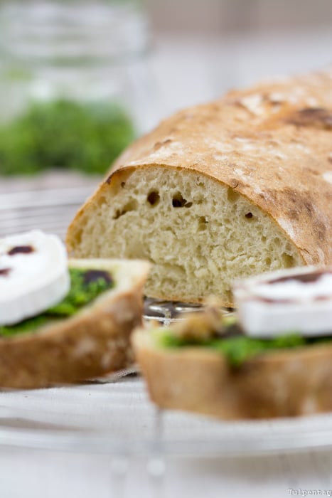 Baguette mit Bärlauchpesto, Ziegenkäse und Schoko-Balsamico