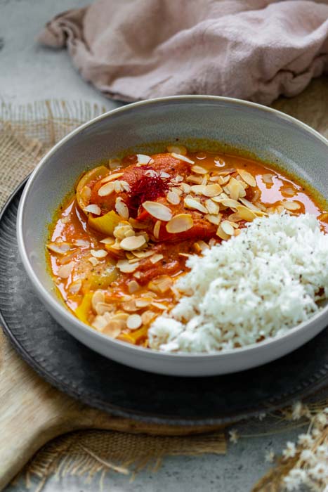 Einfaches und schnelles Rezept für ein vegetarisches bzw. veganes Curry mit Tomaten. Dazu passt Reis.