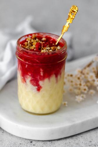 Vanillepudding mit Erdbeersoße und Haferflocken-Crunch