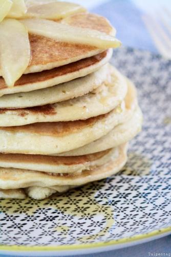 Dinkel-Pancakes mit karamellisierten Birnen