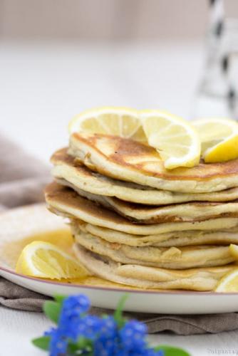 Pancakes mit Walnüssen und Honig-Zitronen-Sirup