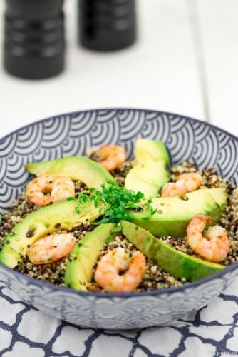 Quinoa-Bowl mit Shrimps und Avocado