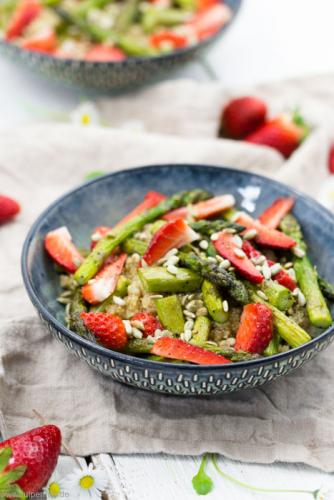 Quinoa-Salat mit Erdbeeren und Spargel
