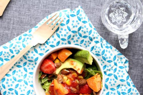 Süßkartoffel-Salat mit Erdbeeren und Avocado