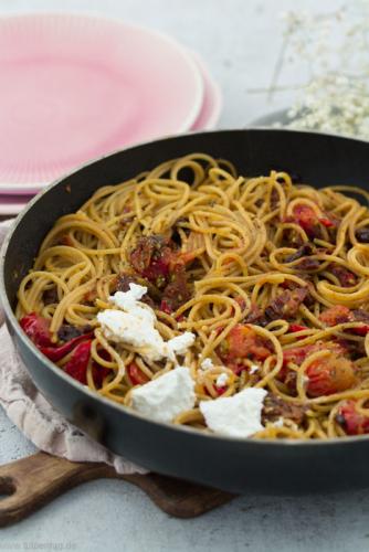 Spaghetti mit getrockneten Tomaten und Ziegenkäse
